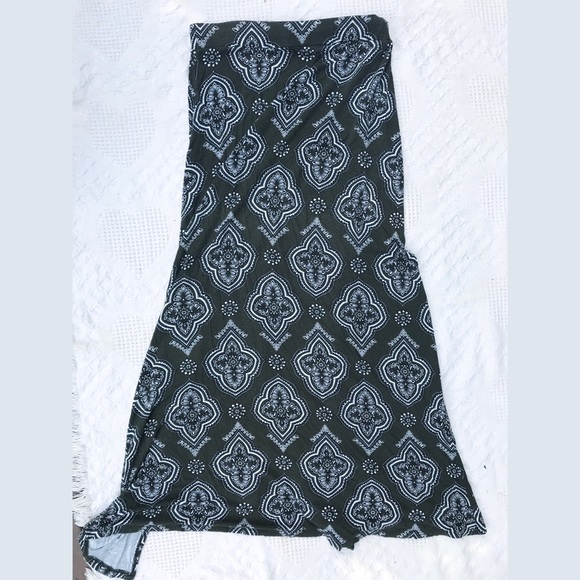 Green and white maxi skirt with slit - Picture 2 of 3